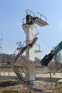 Wyburzanie wieży na basenie